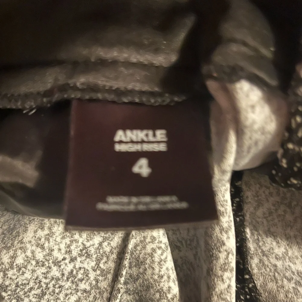 Express Size 4 Ankle High Rise pants - Picture 3 of 3